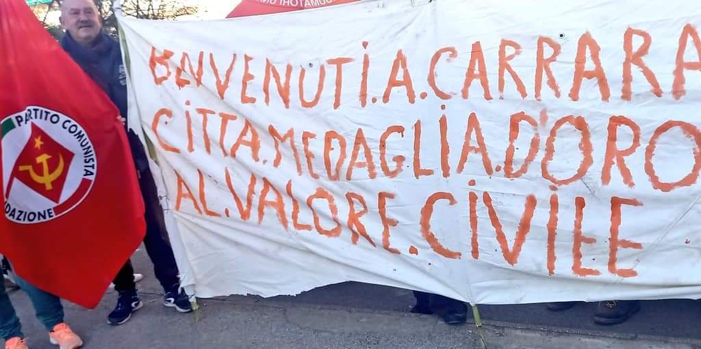 Carrara ha accolto i suoi primi migranti: applausi, striscioni politici e  tanta umanità - Diari Toscani